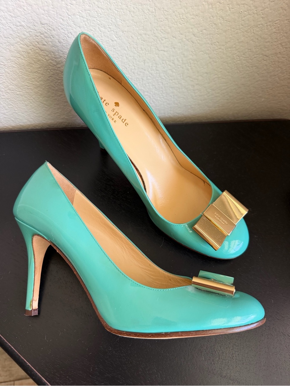 kate spade ♠️ Karolina Sea foam Patent Leather Pumps Gold Bow Accent Italy 🇮🇹 - Picture 9 of 10